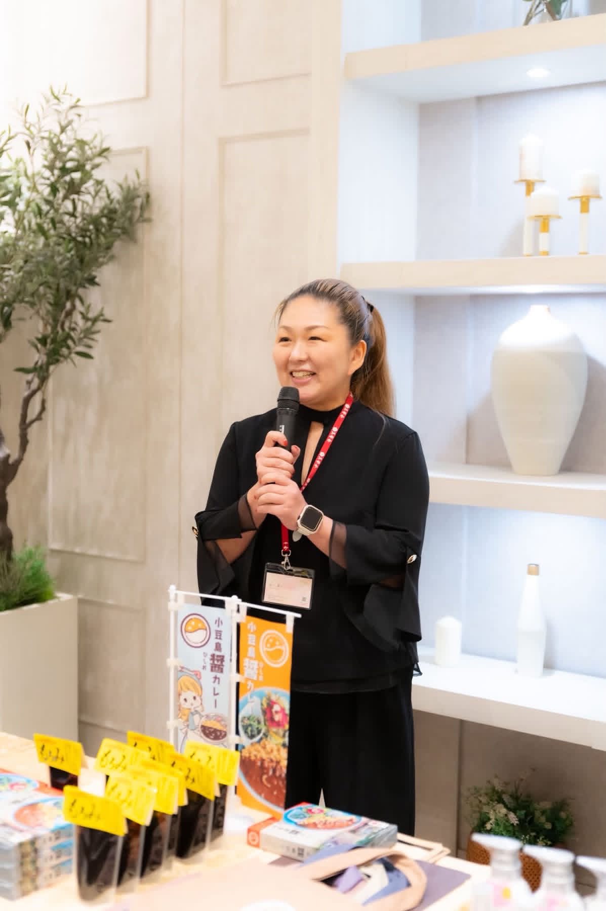 小豆島醤レトルトカレーを紹介する南川慶子